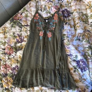 NWT Embroidered Dress (BUNDLE4+items=25%off)